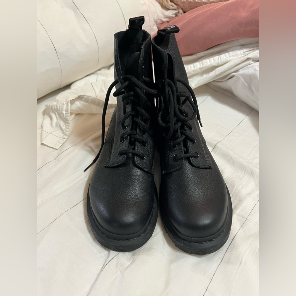 Women’s Size 8 Dr. Martens Boots!